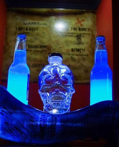 pirates skull with drinks