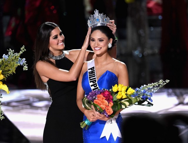 LAS VEGAS, NV - DECEMBER 20: Miss Philippines 2015, Pia Alonzo Wurtzbach (R), reacts as she is crowned the 2015 Miss Universe by 2014 Miss Universe Paulina Vega (L) during the 2015 Miss Universe Pageant at The Axis at Planet Hollywood Resort & Casino on December 20, 2015 in Las Vegas, Nevada. Miss Colombia 2015, Ariadna Gutierrez (not pictured), was mistakenly named as Miss Universe 2015 instead of First Runner-up. Ethan Miller/Getty Images/AFP