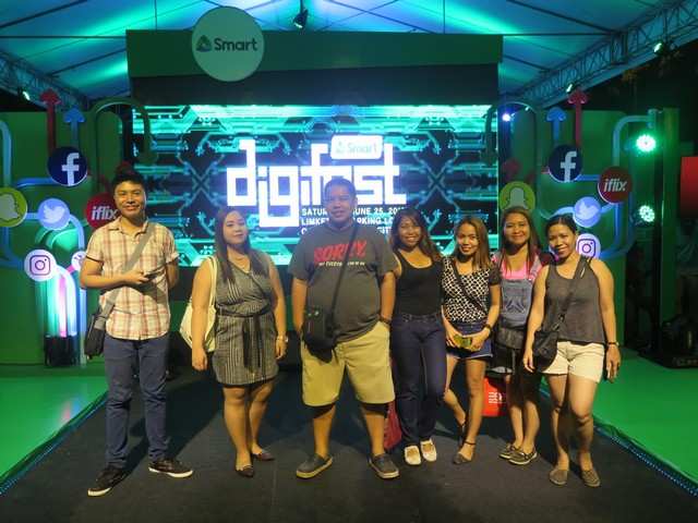 Team Acadeo posing with other Top bloggers in the city.