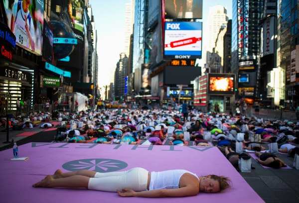 International Day of Yoga in New York Image Source | www.indiatimes.com
