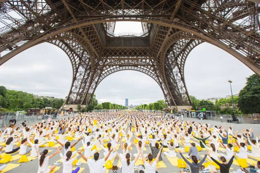 International Yoga Day in Paris Image Source | www.loveinthecityoflights.com