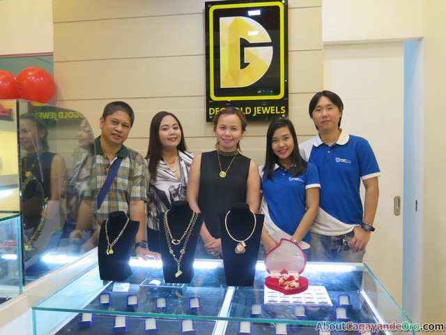 Team Acadeo poses with Ms. Christine Allanic, owner of Deogold Jewels.